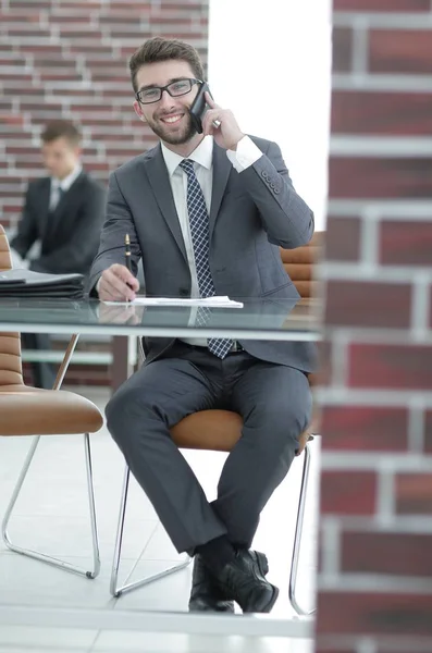 Финансовый менеджер, сидящий на своем рабочем месте — стоковое фото
