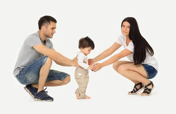 Rodiče dítě první kroky — Stock fotografie