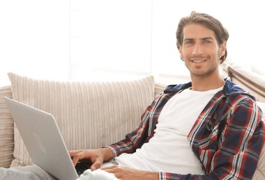 dizüstü bilgisayar ile ciddi genç adam.