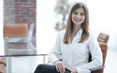 bir sandalyede oturan modern iş kadın portresi