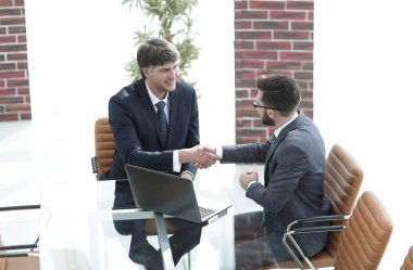 iki başarılı iş adamları arasında el sallamak