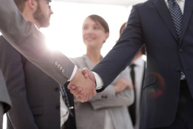 İş adamlarının el sıkışmalarının arkaplan resmi .