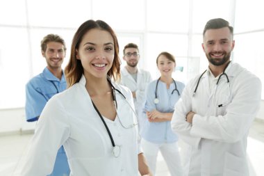 Çekici kadın doktor ile sağlık stetoskop tıbbi grup önünde
