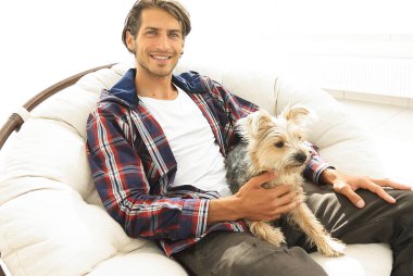 şık adam büyük bir rahat koltukta oturan.