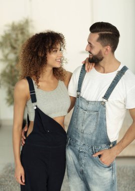 güzel genç çift ayakta yeni bir daire içinde. Fotoğraf alan bir kopyası vardır