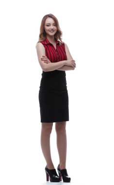 Güzel genç kadın modeli duruyor.