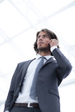 Mobil .isolated beyaz üzerine konuşurken işadamı.