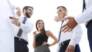 bir şey onun arkadaşları için bir beyaz tahta üzerinde gösterilen iş adamı