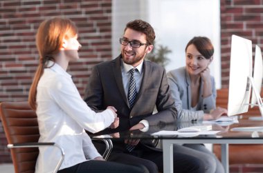 ofiste iş arkadaşları arasında dostça el sıkışma