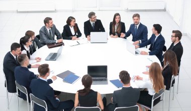 Toplantı odasında iş ortaklarıyla buluşacağım..