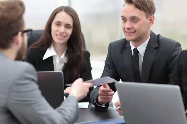 Equipo de negocios realiza un taller — Foto de Stock