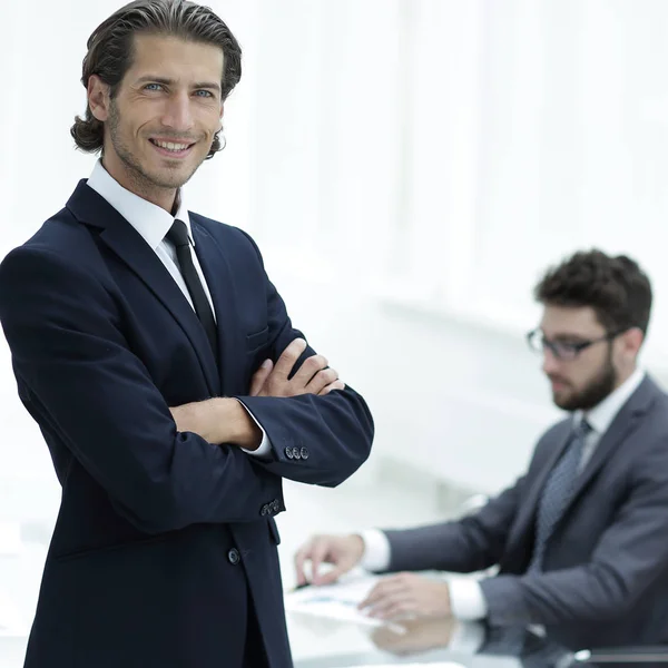 Retrato del hombre de negocios en el cargo — Foto de Stock