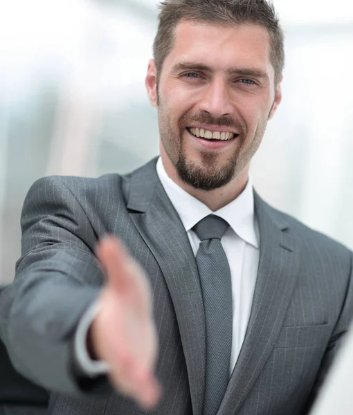 Vértes egy sikeres üzletember kiterjeszti a kezét az egy kézfogás, — Stock Fotó