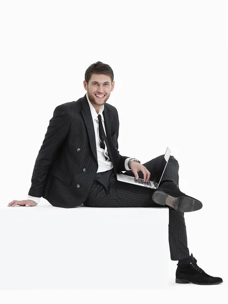 Красивий бізнесмен з ноутбуком — стокове фото