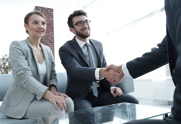Handshake parceiros de negócios após uma reunião de negócios — Fotografia de Stock