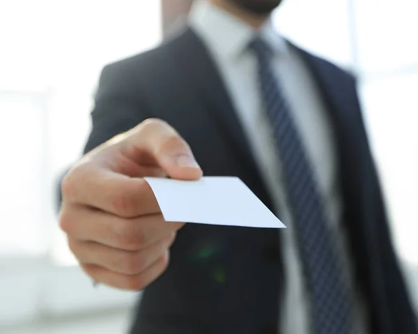 Hombre de negocios dando tarjeta de visita sobre fondo brillante — Foto de Stock