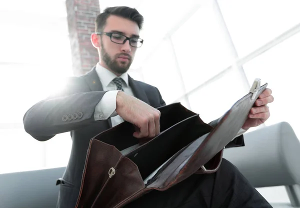 Hombres de negocios de la mano con suitecase en una oficina moderna —  Fotos de Stock