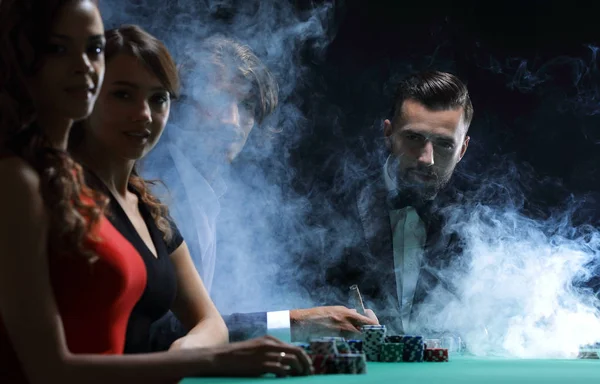 Erkek ve kadın Casino craps oyunu de söz — Stok fotoğraf