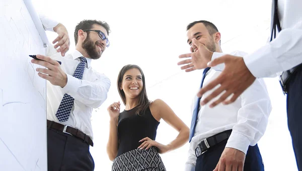 Geschäftsmann zeigt seinen Kollegen etwas auf Whiteboard — Stockfoto