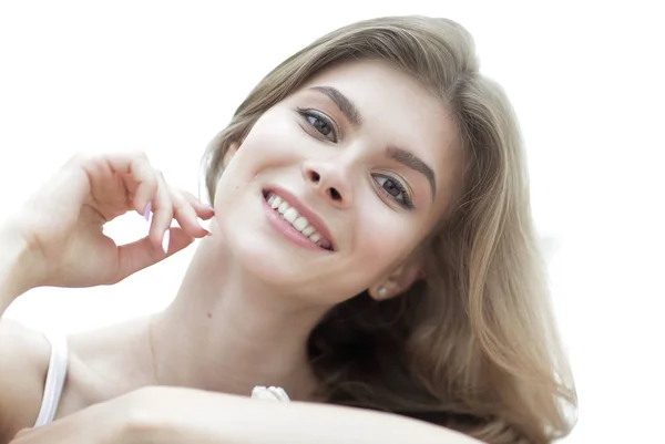 Close-up portret van een glimlachende jonge vrouw met lichte make-up — Stockfoto