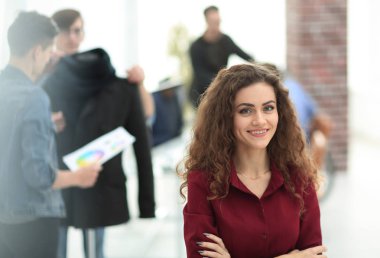 Yaratıcı ofisin arka planında genç bir tasarımcı.