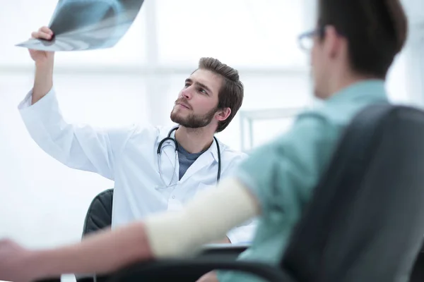 Orthopédiste examinant une radiographie d'un patient — Photo