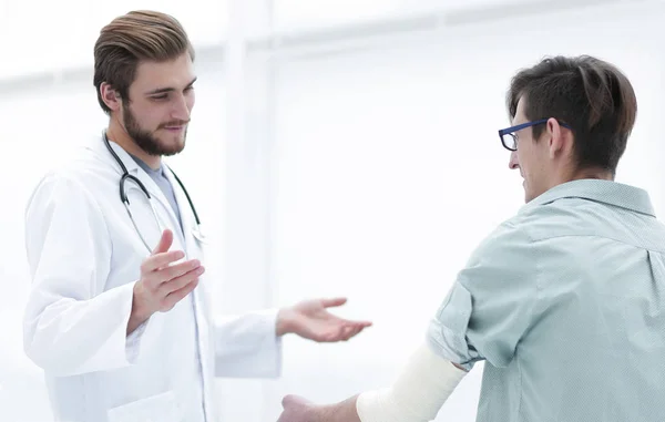 Médico explicando um paciente — Fotografia de Stock