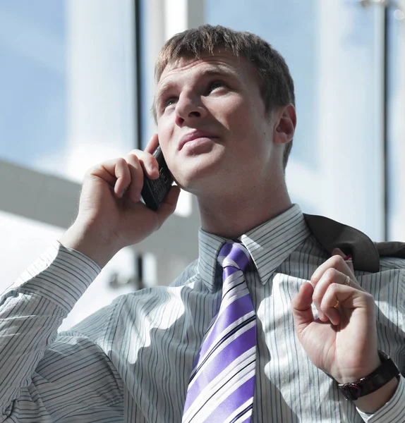 Homem de negócios conversando por telefone no Office Hall — Fotografia de Stock