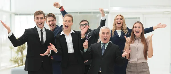 Retrato de primer plano de un equipo empresarial líder . —  Fotos de Stock