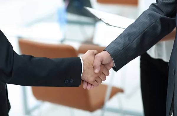 Closeup.Handshake av affärsmän — Stockfoto