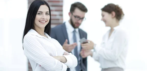 Gros plan d'une belle femme gestionnaire et collègues de travail dans le bureau — Photo