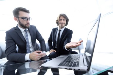 İki işadamları bir proje üzerinde birlikte çalışma