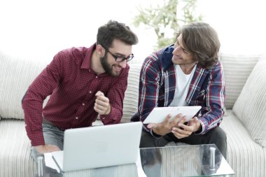 iki creative web tasarımcıları bir tablet ve bir dizüstü bilgisayar ile çalışma.