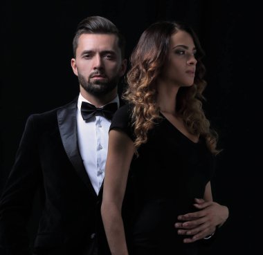 şık erkek ve kadın yan yana studio poz.