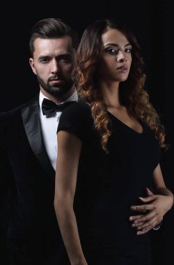 kucakladı zarif çift tutan eller ve kameraya bak