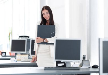 Ofiste evrakları olan kadın asistan. Fotokopi yeriyle fotoğraf..