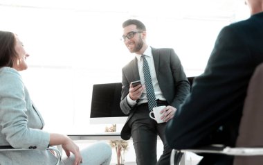 Aletleri kullanan işçiler, çalışma molası.