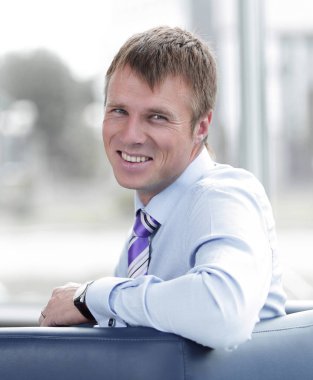 Kendine güvenen işadamı kameraya, arka görüş arıyorsunuz