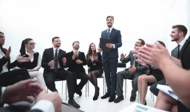 İş koçu iş ekibiyle iletişim kurar.