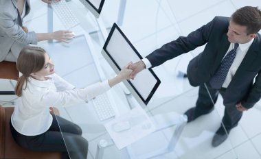 En baştan görüntüleyin. Çalışanın elini sıkarken Yöneticisi