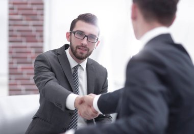 İş toplantısından sonra el sıkışan iki meslektaşım.