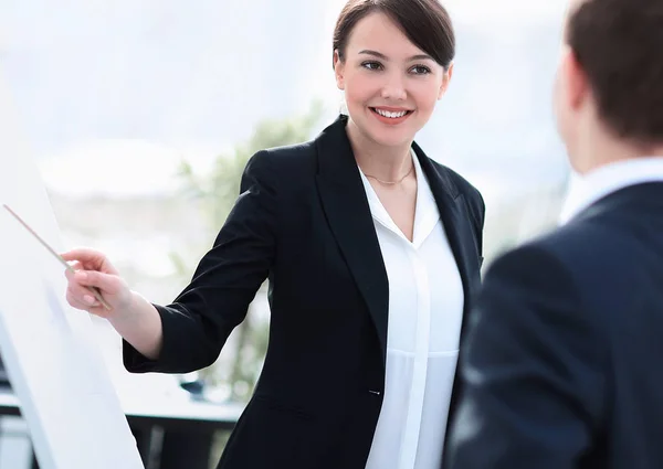 Donna d'affari che mostra un team di lavoro informazioni sulla lavagna a fogli mobili — Foto Stock