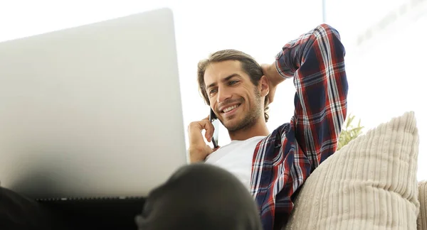 Nahaufnahme eines erfolgreichen Mannes, der mit einem Smartphone spricht — Stockfoto