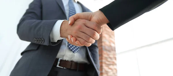 Des dirigeants d'entreprise félicitent l'accord commercial conjoint — Photo