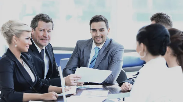 Partenaires commerciaux et équipe d'affaires discutant de questions commerciales au bureau — Photo