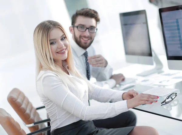 Primer plano retrato de una joven empresaria de éxito — Foto de Stock