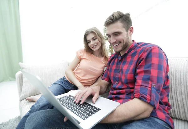Szczęśliwa nowoczesna para surfuje po sieci i pracuje na laptopie w domu — Zdjęcie stockowe