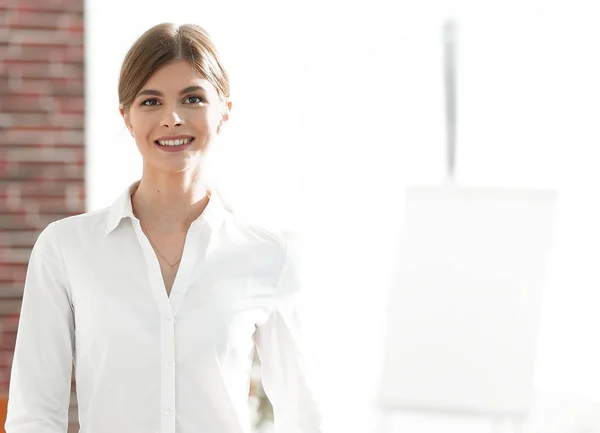 Sorridente giovane assistente donna si muove in ufficio . — Foto Stock