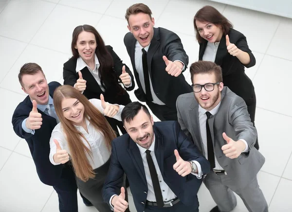 Exitoso equipo de negocios sosteniendo un pulgar hacia arriba —  Fotos de Stock