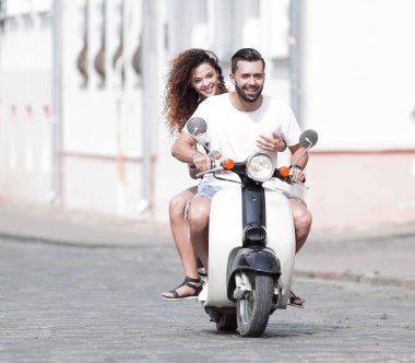 Cool adam ve güzel kız ifade ile scooter üzerinde sürme